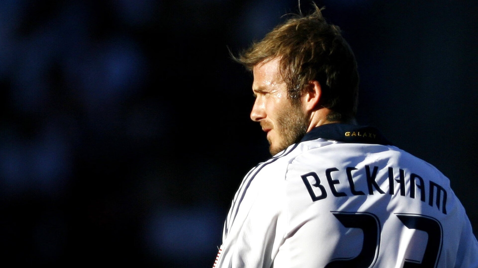 “单臂悬垂极限时长挑战” 握力与意志力比拼